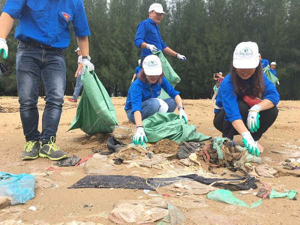 Các đoàn viên thanh niên hăng hái dọn sạch rác thải ven biển Hậu Lộc.