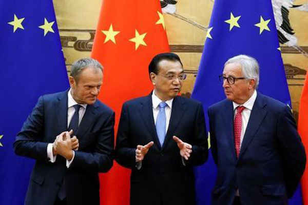 Chủ tịch Hội đồng Châu Âu Donald Tusk, Thủ tướng Trung Quốc Lý Khắc Cường và Chủ tịch Ủy ban châu Âu (EC) Jean-Claude Juncker tham dự lễ ký kết tại Hội trường Nhân dân ở Bắc Kinh, Trung Quốc vào ngày 16/7/2018. Ảnh: Reuters / Thomas Peter
