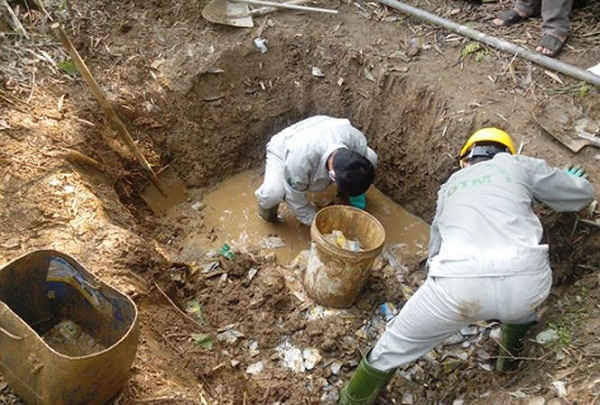 Những hố thuốc trừ sâu được khai quật vào cuối năm 2013.