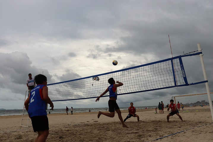 Các VĐV thi đấu môn bóng chuyển tại bãi biển Phạm Văn Đồng