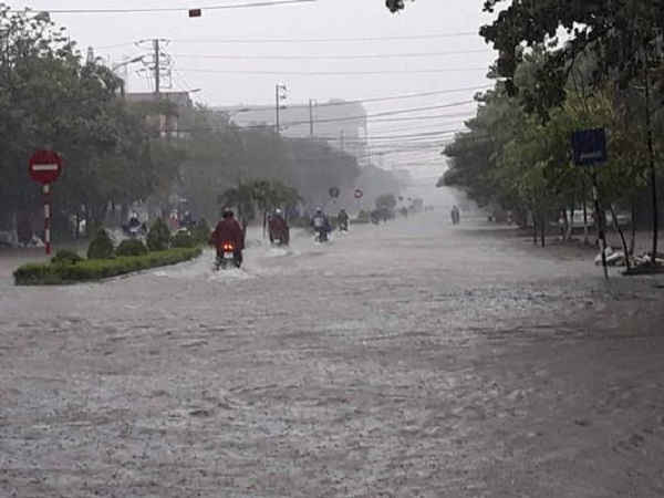 Trời vẫn đang mưa rất to nên hiện tượng ngập nước các tuyến đường vẫn còn kéo dài