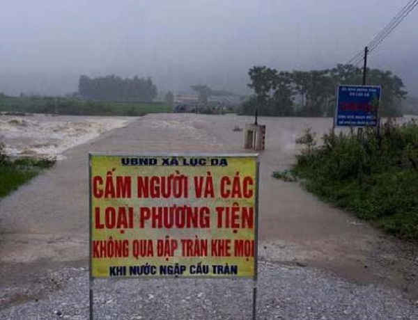 Cầu tràn Khe Mọi, xã Lục Dạ, huyện Con Cuông bị nước dâng chia cắt giao thông hoàn toàn