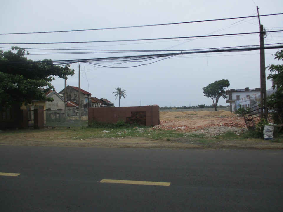 Khu đất nằm trên mặt đường tọa lạc tại 65 Lạc Long Quân, phường Phú Lâm, TP. Tuy Hòa đã bị bỏ hoang không đưa vào sử dụng hơn 10 năm