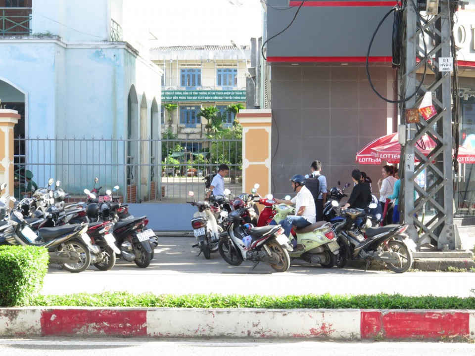 Cán bộ, nhân viên của Văn phòng Đăng ký đất đai tỉnh Quảng Ngãi không có nơi làm việc