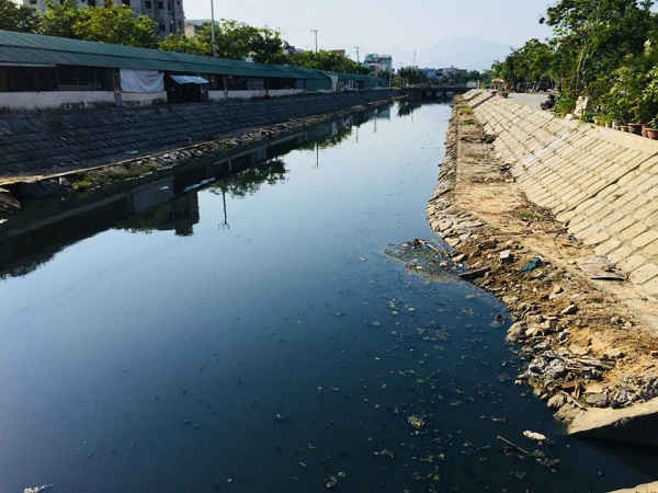 Tình trạng ô nhiễm môi trường trên kênh Phú Lộc vẫn còn diễn ra