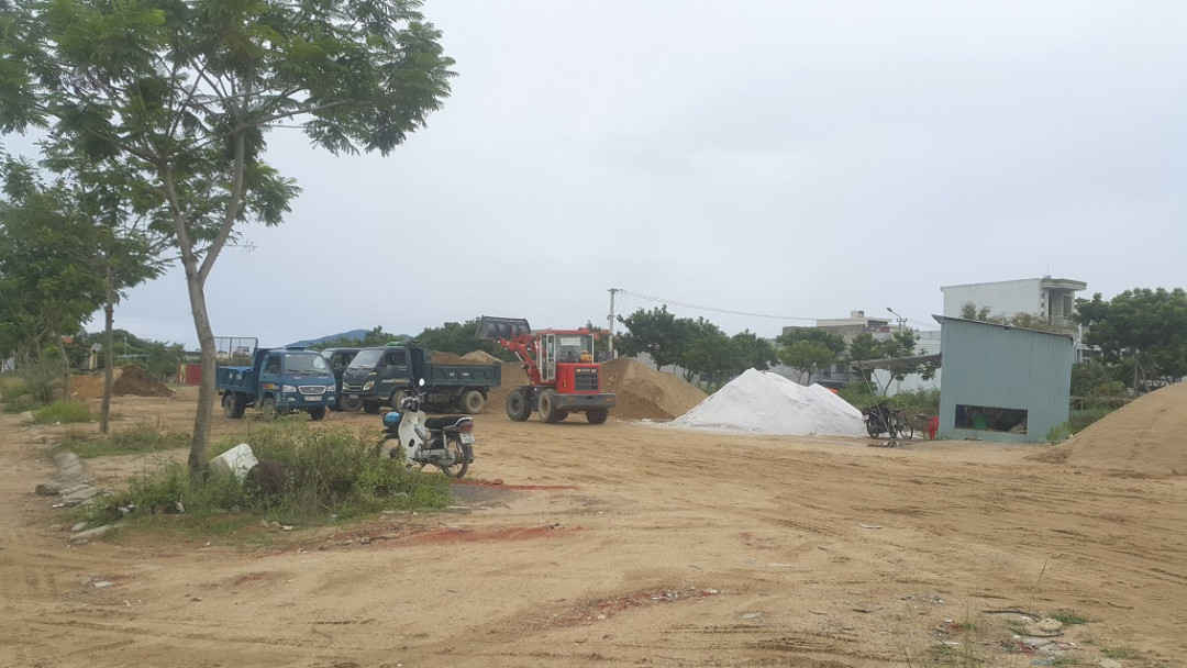 Bãi tập kết cát trái phép tại khu đất dự án Phương Trang “phớt lờ” chỉ đạo của Chủ tịch UBND quận Liên Chiểu (ảnh chụp ngày 17/7/2018)
