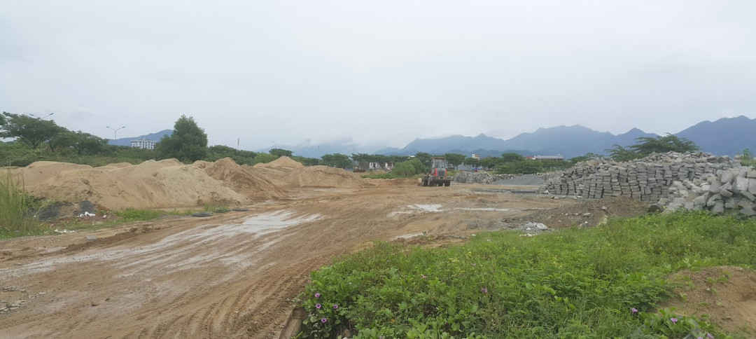 Bãi tập kết cát trái phép kiêm sản xuất vật liệu xây dựng gây ô nhiễm môi trường (ảnh chụp ngày 17/7/2018)