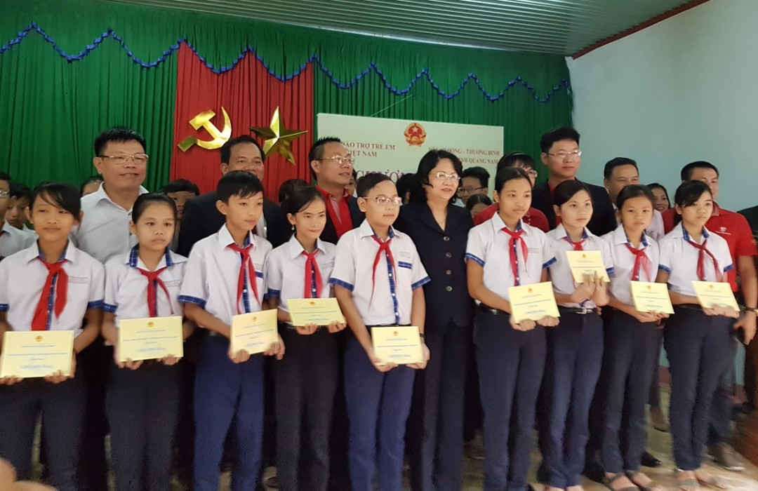 Phó Chủ tịch nước Đặng Thị Ngọc Thịnh tặng suất học bổng cho học sinh ở huyện Quế Sơn