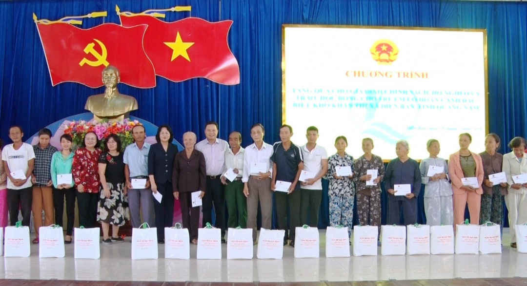 Phó Chủ tịch nước Đặng Thị Ngọc Thịnh tặng quà cho gia đình chính sách ở huyện Quế Sơn