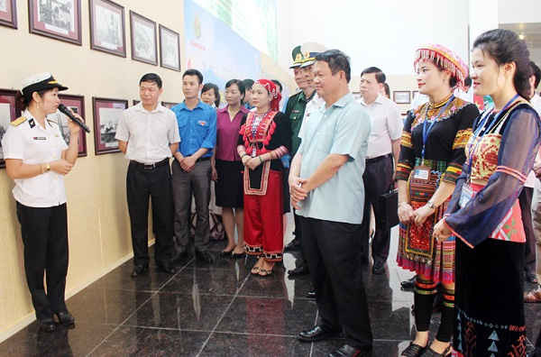 Các đại biểu và nhân dân tham gia thăm quan triển lãm