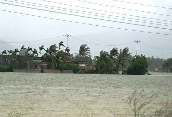 Nhiều nơi trên địa bàn tỉnh Thanh Hóa ngập trắng sau bão.