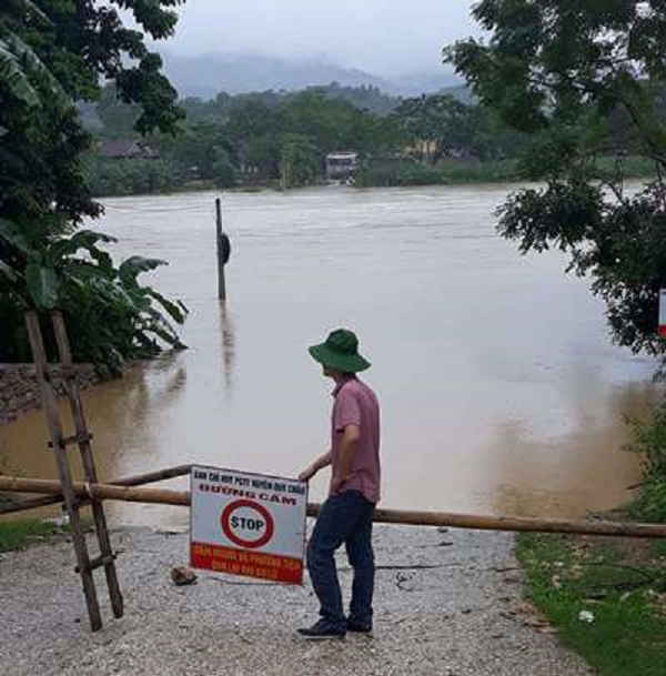 Cầu tràn Châu Thắng (huyện Quỳ Châu) bị ngập sâu đến hơn 1,5 mét