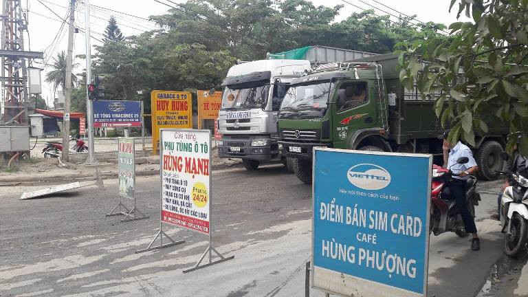 Người dân xã Hòa Nhơn dùng biển hiệu để chặn xe tải gây ô nhiễm trong tháng 6 vừa qua