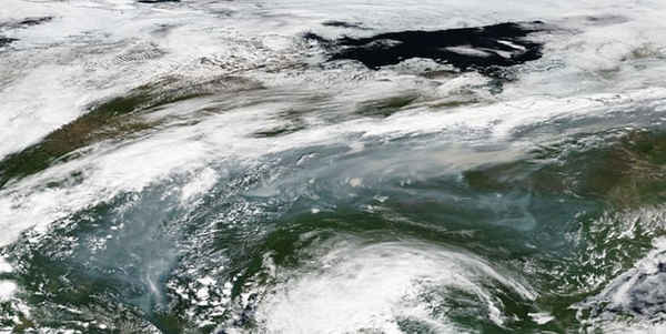 Hình ảnh vệ tinh cho thấy khói do cháy rừng ở miền Trung Siberia (Nga) vào ngày 3/7/2018. Ảnh: Modis / Nasa