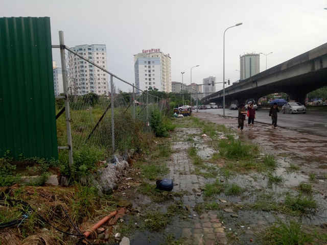 phần diện tích rộng lớn gần ngã tư giao giữa đường Nghiêm Xuân Yêm với Kim Giang các hộ dân đã lắp đặt hàng rào B40 nhằm ngăn chặn tình trạng đổ trộm rác, phế thải. 