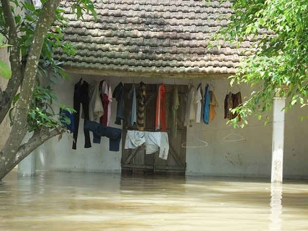 Nước sông Bưởi dâng cao khiến hàng trăm ngôi nhà cảu các hộ dân bị ngập.