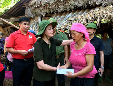 Bà Phạm Thị Thanh Trà – Bí thư tỉnh ủy chia sẻ mất mát, đau thương với bà con và trao tiền hỗ trợ cho người dân bị thiệt hại.