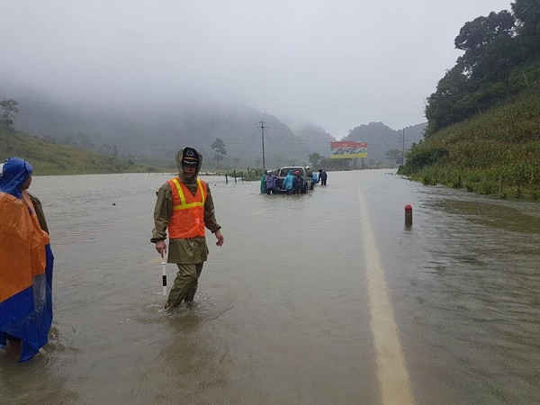 Trên quốc lộ 6, địa phận huyện Vân Hồ, nước lũ gây ngập, ách tắc giao thông