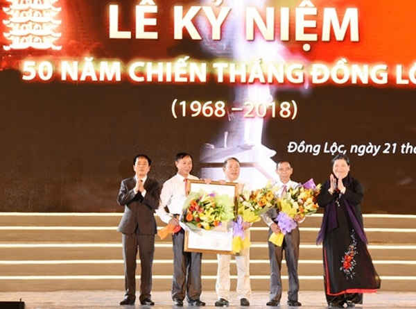 Chủ tịch Thường trực Quốc hội Tòng Thị Phóng đã trao Nghị quyết về việc thành lập thị trấn Đồng Lộc