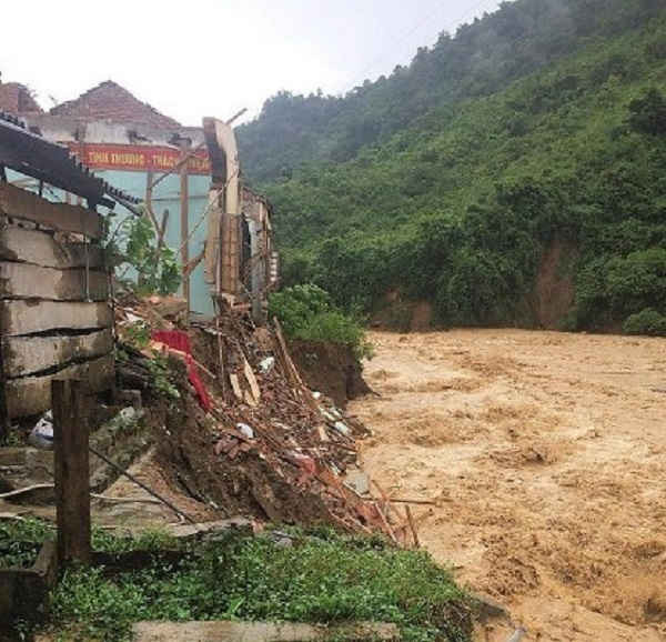 Phòng Ký túc xá trường Tiểu học Mường Ải (huyện Kỳ Sơn) bị nước lũ đánh sập, sạt lở nghiêm trọng