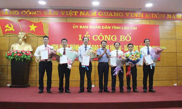 Ông Đặng Xuân Phong, Chủ tịch UBND tỉnh Lào Cai tặng hoa chúc mừng lãnh đạo Sở Giao thông vận tải – Xây dựng.