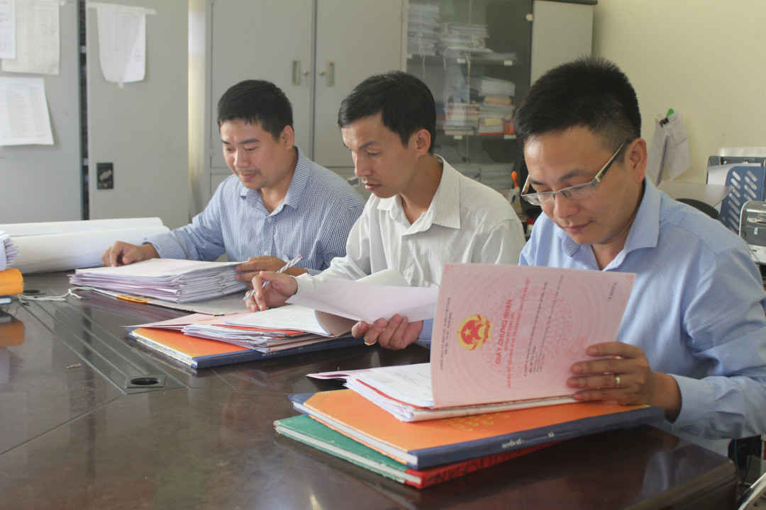 Cán bộ Văn phòng đăng ký quyền sử dụng đất huyện Tam Đường kiểm tra hồ sơ cấp Giấy CNQSDĐ cho dân