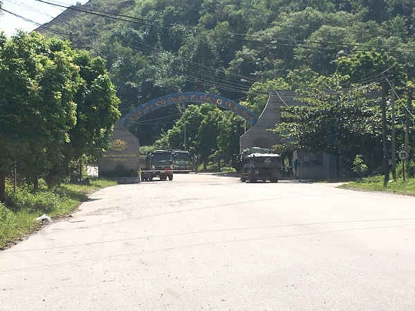 Chị Trần Thị Tĩnh - Tổ 5 thị trấn Yên Bình bức xúc về tình trạng ô nhiễm do hoạt động sản xuất của nhà máy xi măng Yên Bình gây ra