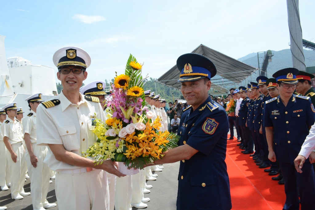 Thuyền trưởng tàu Nhật Bản nhận hoa của đại diện Cảnh sát biển Việt Nam