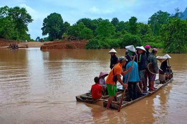 Ngày 24/7/2018, người dân sơ tán sau khi vỡ đập thủy điện Xepian-Xe Nam Noy ở tỉnh Attapeu, Lào 