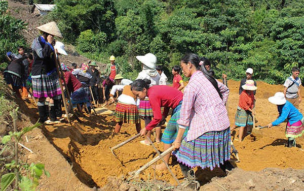 Hội viên, phụ nữ bản Huy Páo (Nậm Có) giúp hộ dân bị sạt lở làm nền nhà mới (1)
