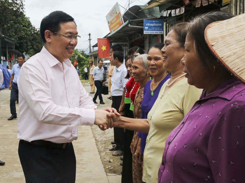 Phó Thủ tướng Chính phủ Vương Đình Huệ thăm nhân dân xã Thanh Hưng, huyện Điện Biên