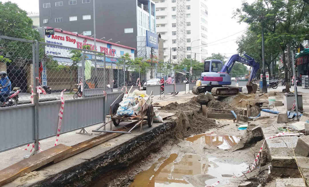 Đường phố Huế ngỗn ngang như một “đại công trường” khi thi công Dự án Cải thiện môi trường nước