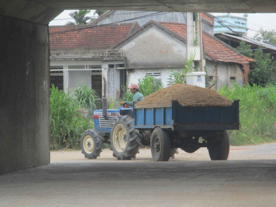 Hàng ngày, có hàng chục chiếc xe công nông ra vào lấy chở cát trái phép tại mỏ cát xã Hòa Thành