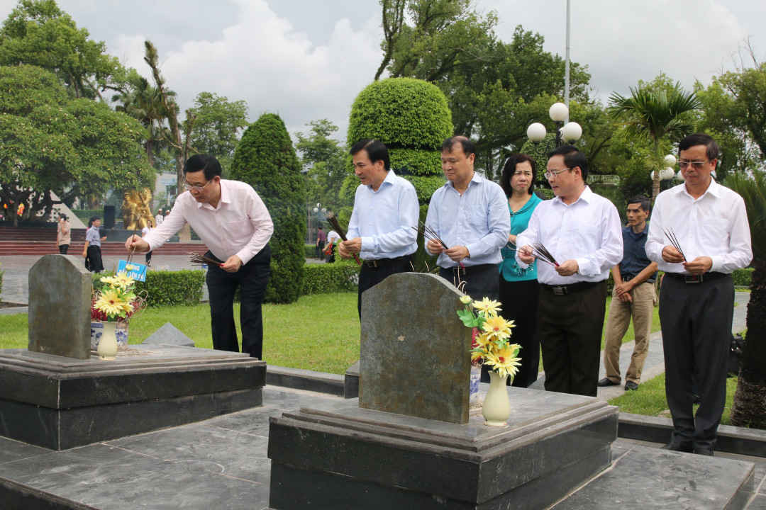 Phó Thủ tướng Chính phủ Vương Đình Huệ cùng đoàn công tác đã viếng nghĩa trang A1