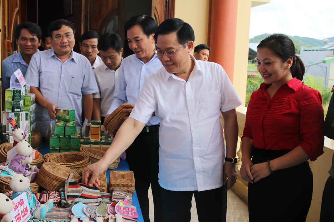 Phó Thủ tướng Chính phủ Vương Đình Huệ thăm quan gian trưng bày mô hình mỗi xã một sản phẩm