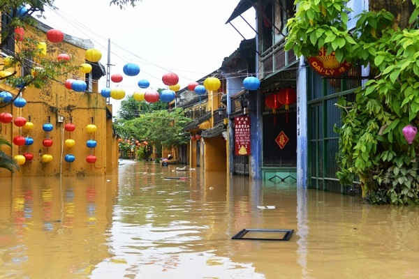 Vào mùa mưa, khi hàng chục hồ chứa trên thượng nguồn sông Thu Bồn và Vu Gia đồng loạt xả nước. Năm nào cũng vậy, cả một vùng đồng bằng rộng lớn tỉnh Quảng Nam, Đà Nẵng chịu cảnh lũ chồng lũ