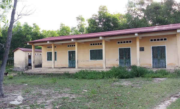 Cơ sở trường học đóng tại thôn Phước Trạch bỏ hoang, cỏ dại mục xung quanh...