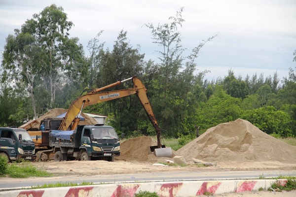 Hai điểm tập kết cát xây dựng trái phép tại phường Hòa Quý vẫn tiếp tục hoạt động, bất chấp chính quyền đã 3 lập biên bản