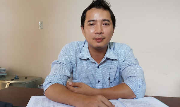 Ông Đoàn Văn Sỹ- Phó giám đốc Trung tâm Phát triển Quỹ đất huyện Phú Vang trao đổi với PV về sự việc...