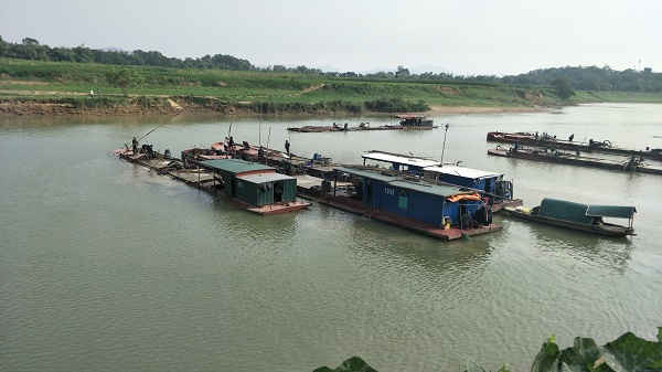 Nhiều tàu thuyền khai thác cát trái phép ở ngã ba sông Bưởi và sông Mã