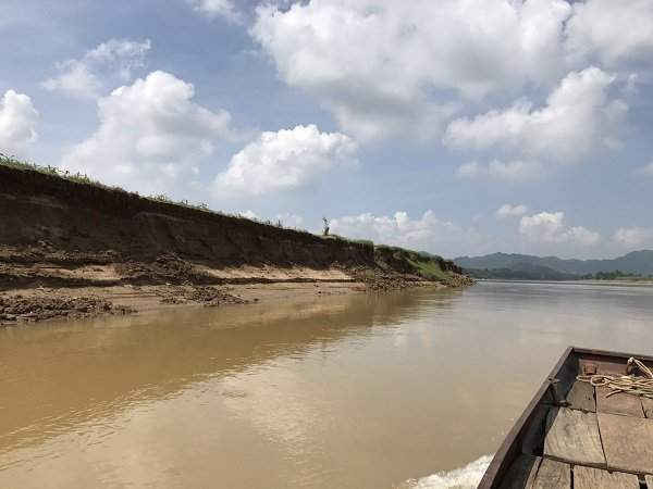 Tình trạng sạt lở đất do khai thác cát trái phép ở xã Cẩm Vân, huyện Cẩm Thủy