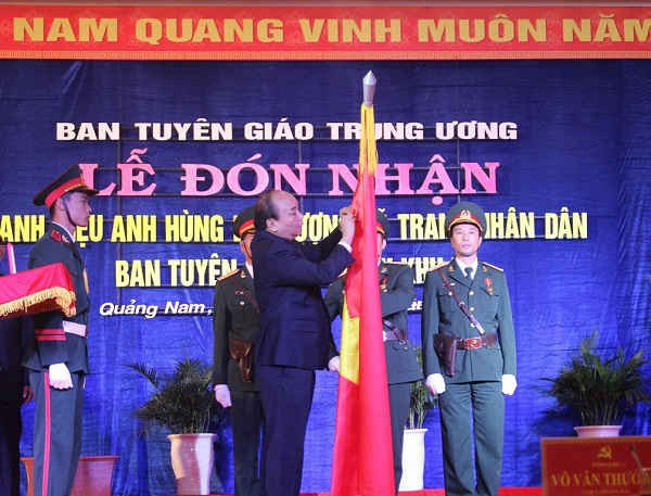 Thủ tướng Nguyễn Xuân Phúc thay mặt lãnh đạo Đảng, Nhà nước trao danh hiệu Anh hùng Lực lượng vũ trang nhân dân cho Ban Tuyên huấn Khu ủy Khu V
