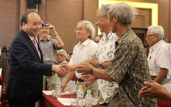 Thủ tướng Nguyễn Xuân Phúc thăm hỏi các cán bộ lão thành cách mạng tại buổi lễ Ban Tuyên huấn Khu ủy Khu 5 đón nhận danh hiệu Anh hùng lực lượng vũ trang nhân dân