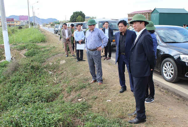 Tổ công tác tỉnh Sơn La kiểm tra khu vực có dấu hiệu vi phạm trong quản lý đất đai tại huyện Mai Sơn.