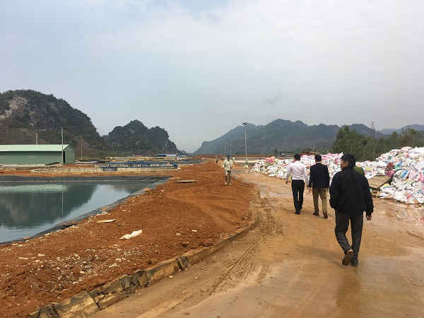 Đoàn kiểm tra liên ngành huyện Mai Sơn kiểm tra phản ánh của công dân về việc xả thải gây ô nhiễm môi trường của Nhà máy chế biến nông sản BHL.