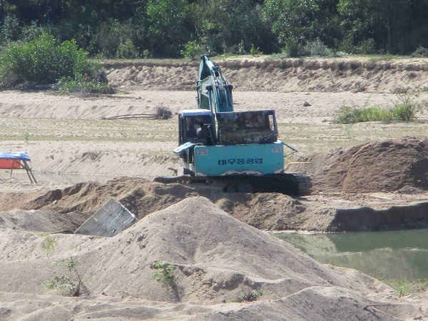 Các doanh nghiệp khai thác cát trên sông Hà Thanh tạo thành hố sâu nguy hiểm 
