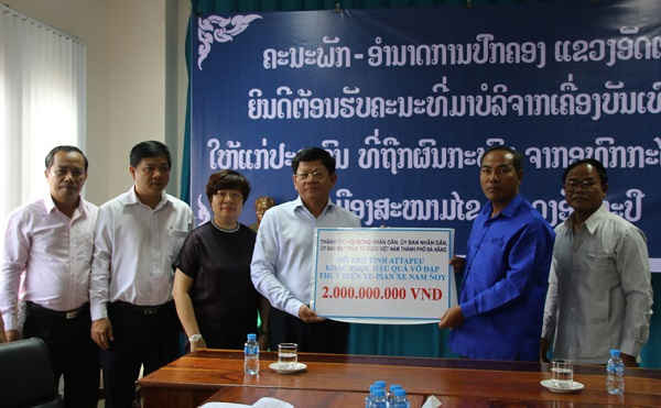 Đoàn công tác TP. Đà Nẵng trao hỗ trợ cho tỉnh Attapeu (Lào) để khắc phục hậu quả sự cố vỡ đập thủy điện 