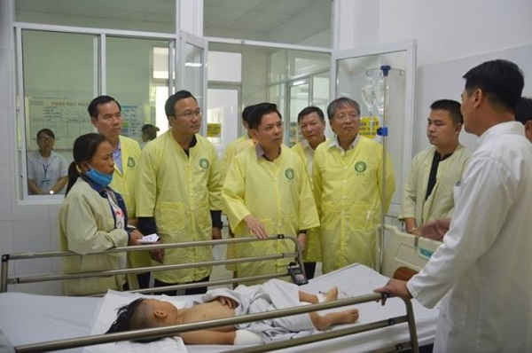 Lãnh đạo Bộ GTVT thăm các nạn nhân vụ tai nạn tại BV Đà Nẵng
