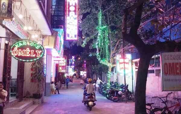 Một con hẽm chuyên kinh doanh karaoke trên đường Nguyễn Huệ (TP. Huế)