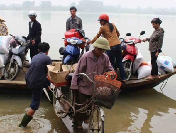 Người lớn, trẻ nhỏ đi lại đều nhờ chiếc thuyền máy, phương tiện duy nhất giúp họ qua sông